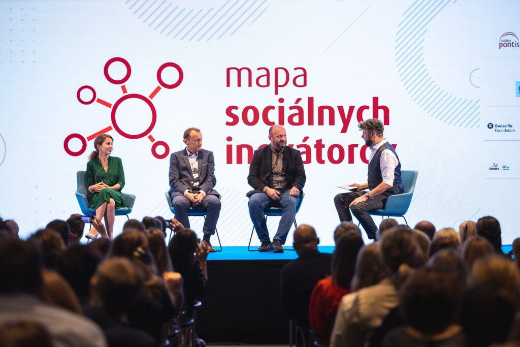 Predstavenie Mapy sociálnych inovátorov, september 2022. Diskusia s hosťami (zľava): Michaela Kršková (VAIA), Pavel Hrica (Cesta von), Martin Basila (Sensoneo) a Ján Gordulič. (Foto: Marek Mucha)