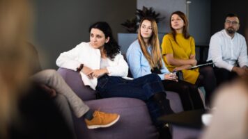 Pohľad mladých na odliv mozgov: Ak všetci odídeme, krajina zostane tým, ktorí s ňou nemajú najlepšie úmysly 